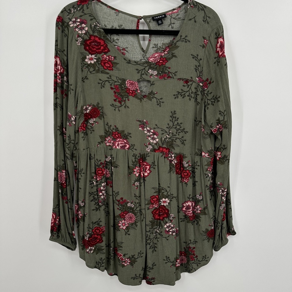Torrid Bloues Womens Medium Olive Green Red Floral Long Sleeve Peplum Boho Tunic
